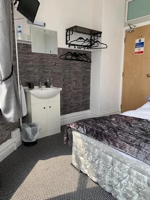 Waves Bed & Breakfast Blackpool 2*,